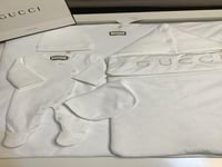 طقم مواليد قوتشي ابيض