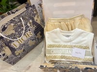 طقم ديور بنات تنوره+ تيشيرت