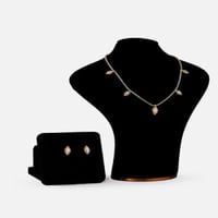 ‎ طقم نسائي بتصميم ملكي بلون ذهبي