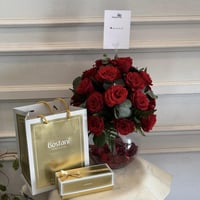 فازة ورد مع شوكلاتة بستاني