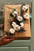 تغليف صندوق هدايا بالورق مع ورد القطن