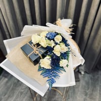 تنسيق الهدية بباقة ورد