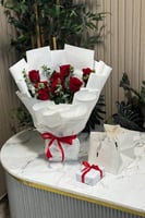 باقة ورد مع تغليف للهدية