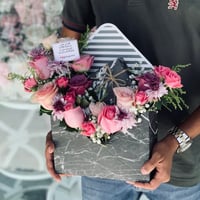 تنسيق على ظرف اسود