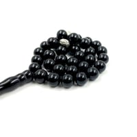 سبحة عقيق اسود مع طربزونة معدنية