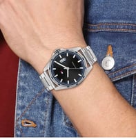 ساعة تومي هيلفيغر