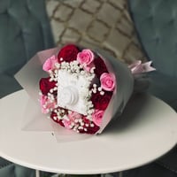 تنسيق باقة ورد مع هدية