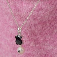 سلسال توس - قلادة Erma الفضية مع العقيق واللؤلؤ وا...