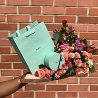 تنسيق على قاعدة خشبية