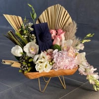 تنسيق على ستاند خشبي