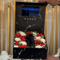 صندوق الشاشة مع الورد