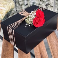 تغليف الهدية بصندوق ورد