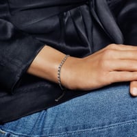 اسوارة باندورا بقفل منزلق مرصّع بأحجار زرقاء