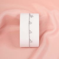 إسوارة بتصميم نجمه مع الفصوص البرَّاقة