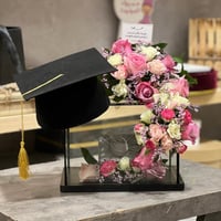 تنسيق هدية مع قبوع تخرج