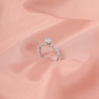 خاتم فضه مع صف من الأحجار البرَّاقة