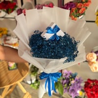 تنسيق الهدية وسط الباقة