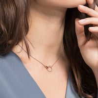 عقد سواروفسكي انيق ومميز، ذهبي وردي