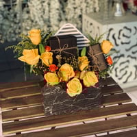 تنسيق على ظرف اسود