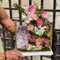 تنسيق مبلغ مالي بصندوق زجاجي