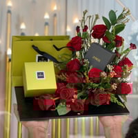 تنسيق الهدية على قاعدة خشبية مع شوكلاتة باتشي