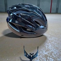 خوذة دراجات هوائية رياضية أسود لامع مع إضاءة