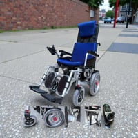 كرسي كهربائي بأربع عجلات