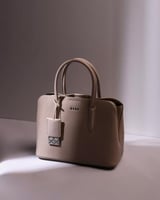 شنطة نسائية من الجلد بلون بني