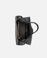 شنطة نسائية من الجلد بلون أسود