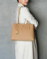 شنطة نسائية أنيقة بلون بني