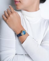 ساعة حنان من الجلد باللون الأزرق