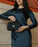 شنطة نسائية من الجلد بلون أسود