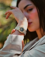 ساعة مشاعل النسائية ستيل بلون ذهبي وفضي