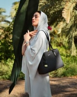 شنطة نسائية أنيقة بلون أسود