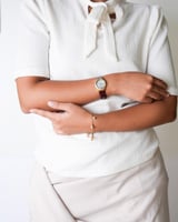 ساعة ماريا من الجلد بلون عودي