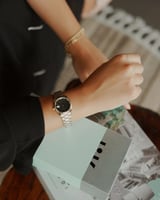 ساعة اصاله النسائية باللون الذهبي