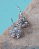 حلق نسائي بتصميم ناعم باللون الفضي