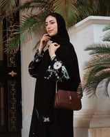 شنطة نسائية بتصميم مميز بلون بني