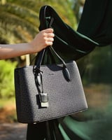 شنطة نسائية أنيقة بلون أسود