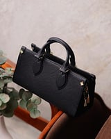 شنطة نسائية من الجلد باللون الأسود