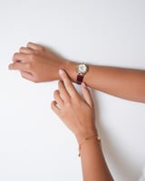 ساعة ماريا من الجلد بلون عودي