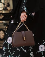 شنطة نسائية بتصميم مميز بلون بني