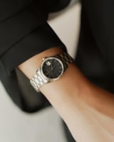 ساعة اصاله النسائية باللون الذهبي