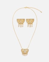 طقم نسائي مميز باللون الذهبي