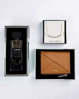 طقم هدايا نسائي محفظة وعطر وسلسال