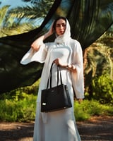 شنطة نسائية أنيقة بلون أسود