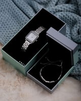 طقم هدايا نسائي يتكون من ساعة وإسورة