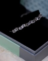 طقم هدايا نسائي يتكون من ساعة وإسورة