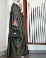 شنطة نسائية أنيقة باللون الأسود