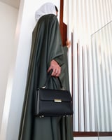 شنطة نسائية أنيقة باللون الأسود